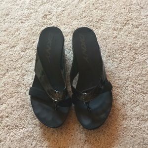 Ladies dressy flip flops DKNY sz 8
